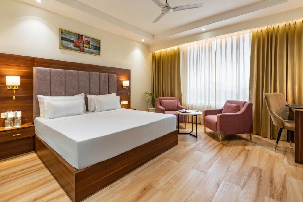 Postel nebo postele na pokoji v ubytování Clarks Inn Suites Agra Near Tajmahal