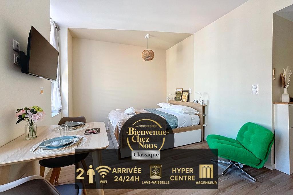 Cette petite chambre comprend un lit et un bureau avec un panneau. dans l'établissement Studio Chaleureux et Lumineux - Centre Clermont Blatin B, à Clermont-Ferrand