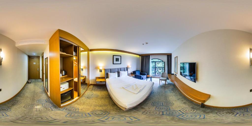 A bed or beds in a room at Yuksel Istanbul Yenikapı Hotel
