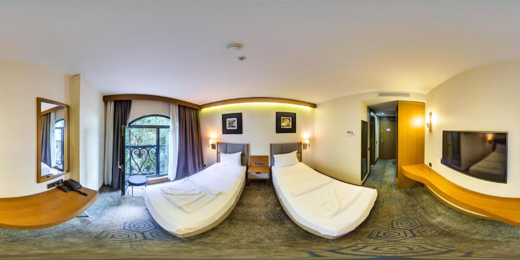 A seating area at Yuksel Istanbul Yenikapı Hotel