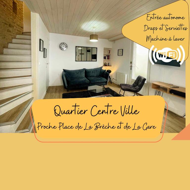 un salon avec un canapé et un escalier dans l'établissement Le Paul by CozyLife - Centre Ville - Gare, à Niort