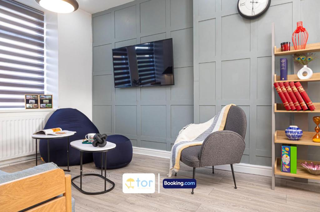 Explore Welsh Wonders, 3 Bedroom House By The One Retreats Short Lets & Serviced Accommodation Treharris - Huis Met Drie Slaapkamers