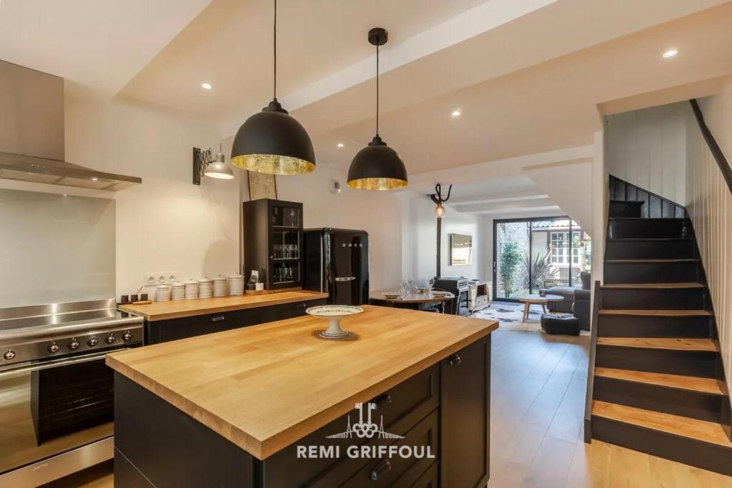 une cuisine avec des appareils noirs et un comptoir dans l'établissement Au 106 Lovely House Historic Center 6 guests, à Honfleur