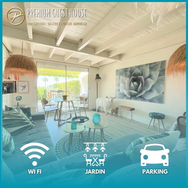 un salon avec un lit et une table dans l'établissement PGH N24 - Duplex sur le Port avec Parking Privé, à La Grande Motte