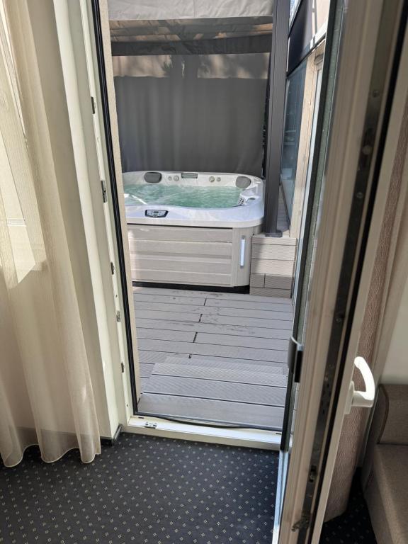 Arena Deluxe & Spa - Queen Room With Spa Bath