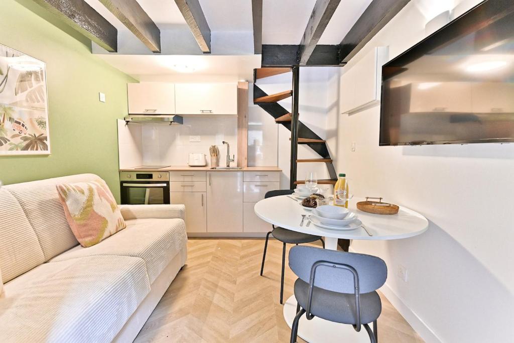 un salon avec un canapé et une table dans l'établissement Maisonette 5 minutes from Paris Levallois III, à Levallois-Perret