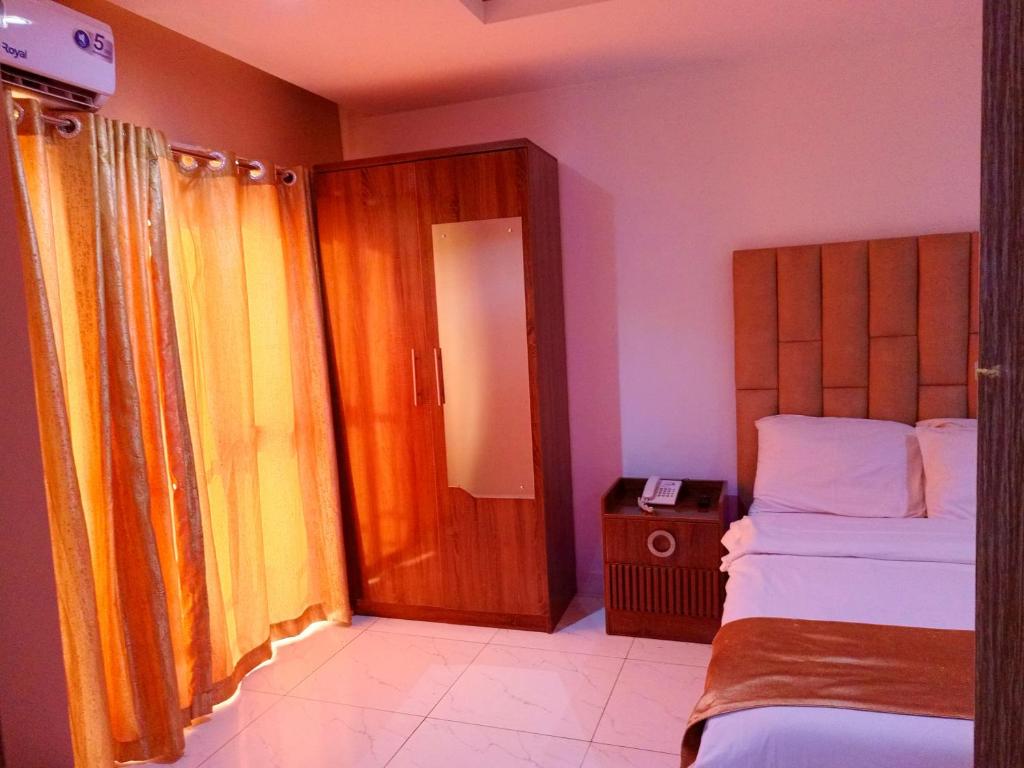 Rúm í herbergi á S A Luxury Apartments