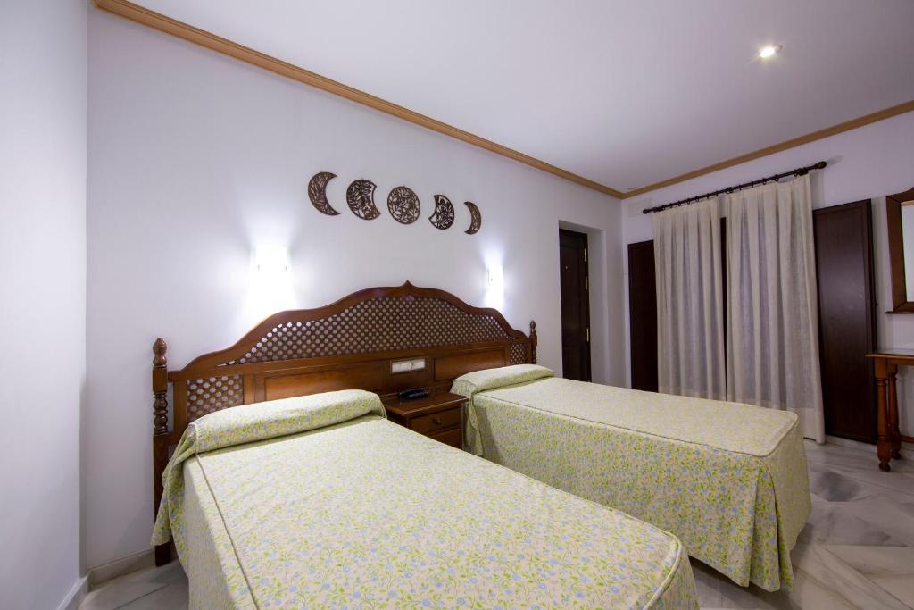 Postel nebo postele na pokoji v ubytování Hotel Los Omeyas