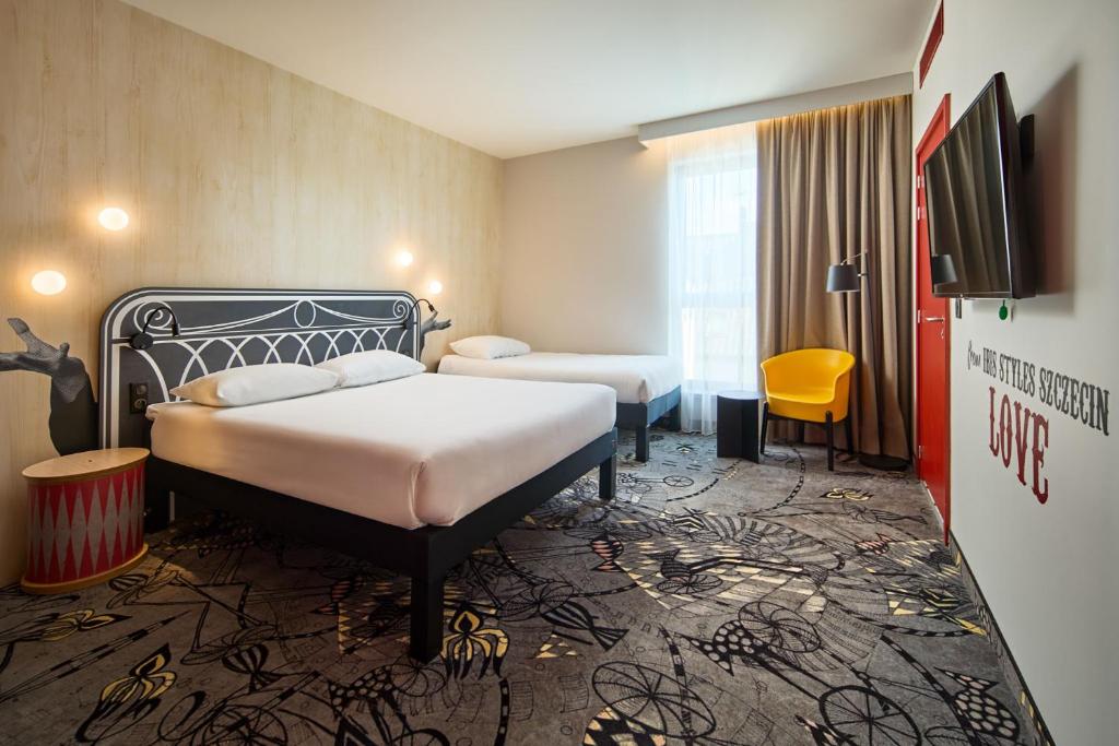 Postel nebo postele na pokoji v ubytování ibis Styles Szczecin Stare Miasto