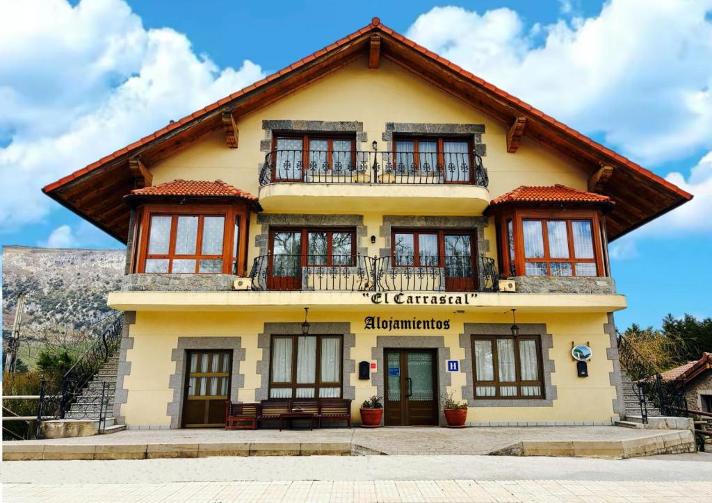 Nespecifikovaný výhled na hory nebo výhled na hory při pohledu z hostelu