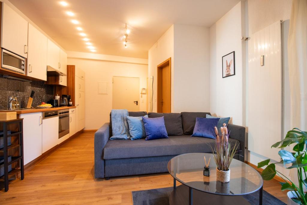un soggiorno con un divano e un tavolo di Special ROGER F RABBIT 1 Apartment, Roche Towers, 10-STAR a Basilea