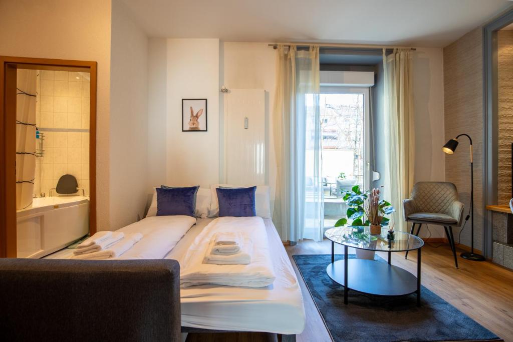 Letto o letti in una camera di Special ROGER F RABBIT 1 Apartment, Roche Towers, 10-STAR