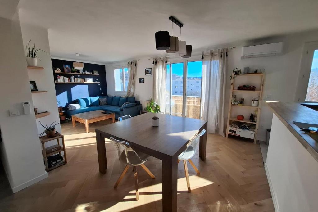 Il dispose d'une cuisine et d'un salon avec une table et des chaises en bois. dans l'établissement Nice T2 with Wifi and balcony in Marseille, à Marseille