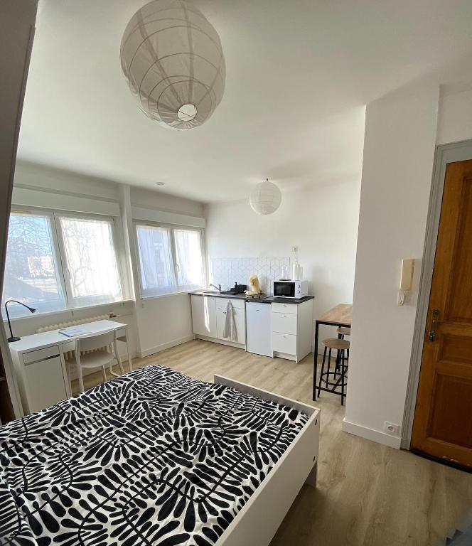 Photo de la galerie de l'établissement Studio optimisé et lumineux - Sanitaires partagés - Très proche commerces, à Brest