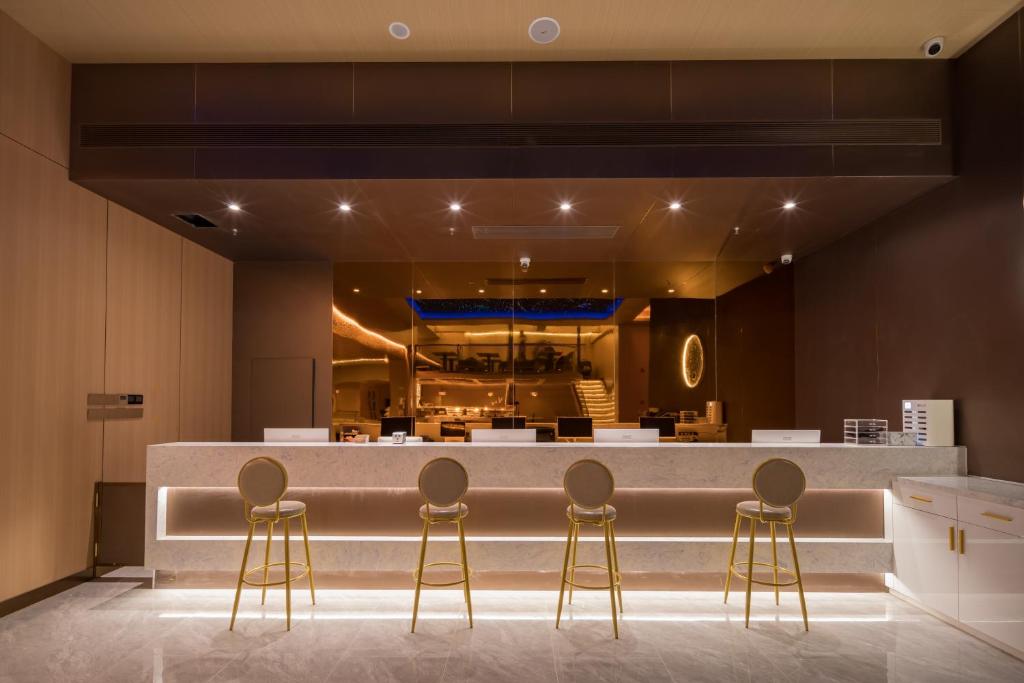 Fotografie z fotogalerie ubytování Dequan Luxury Hotel Bird's Nest BranchCoffee, fruits, snacks, a gym and a laundry room are provided for free in the lobby v Pekingu
