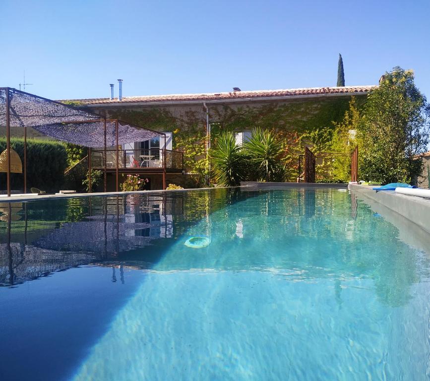 Piscine de l'établissement Les Grands Cyprès - chambres d'hôtes ou située à proximité