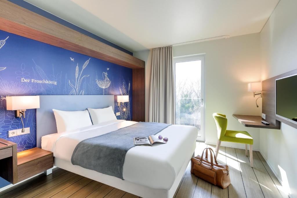 Postel nebo postele na pokoji v ubytování Ibis Styles Konstanz