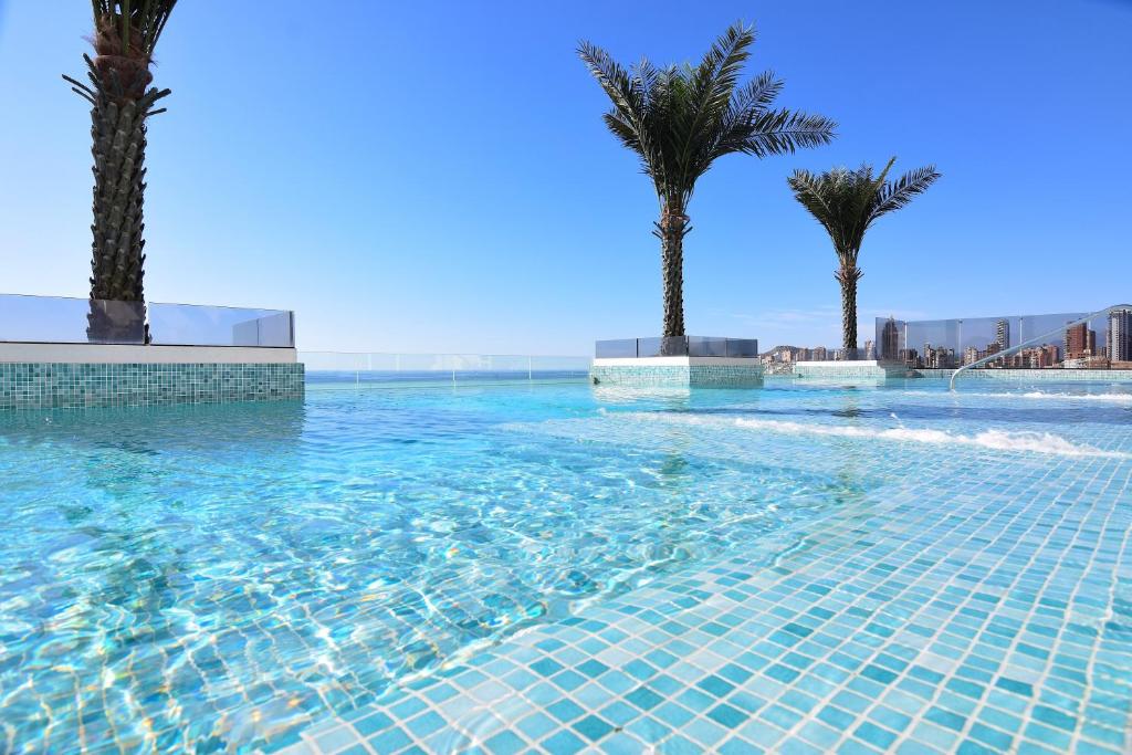 The swimming pool at or close to Apartamento de lujo en primera linea de playa
