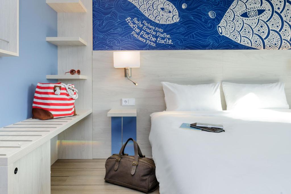 Postel nebo postele na pokoji v ubytování Ibis Styles Konstanz