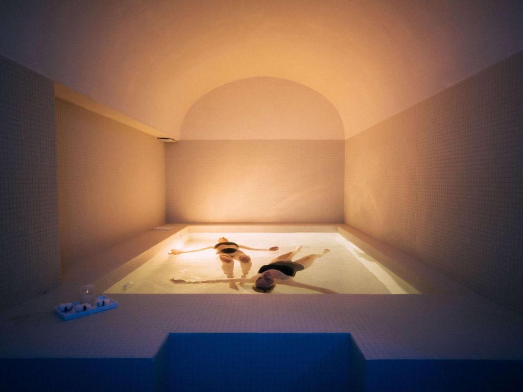 Кровать или кровати в номере Cures Marines Hotel Thalasso & Spa Trouville - MGallery Collection