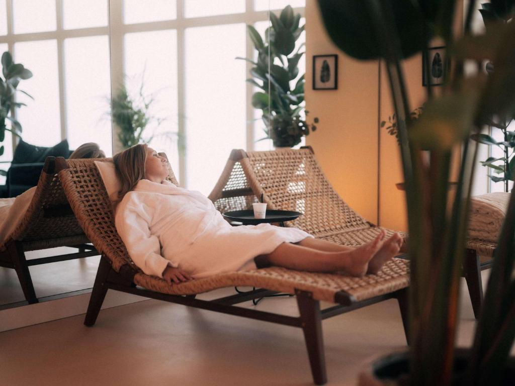 Гостиная зона в Cures Marines Hotel Thalasso & Spa Trouville - MGallery Collection