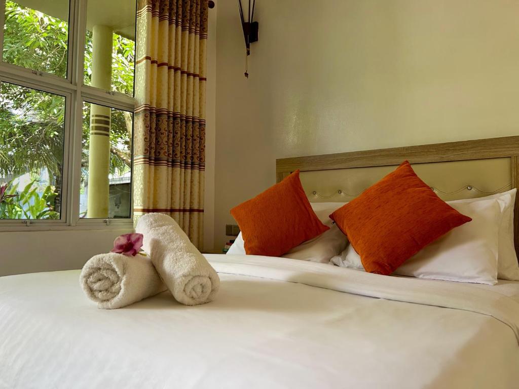 Postel nebo postele na pokoji v ubytování Dhangethi Retreat