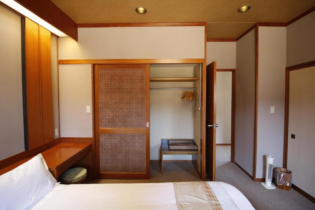 Postel nebo postele na pokoji v ubytování Hakone Kohaku Onsen Hotel 箱根琥珀温泉ホテル