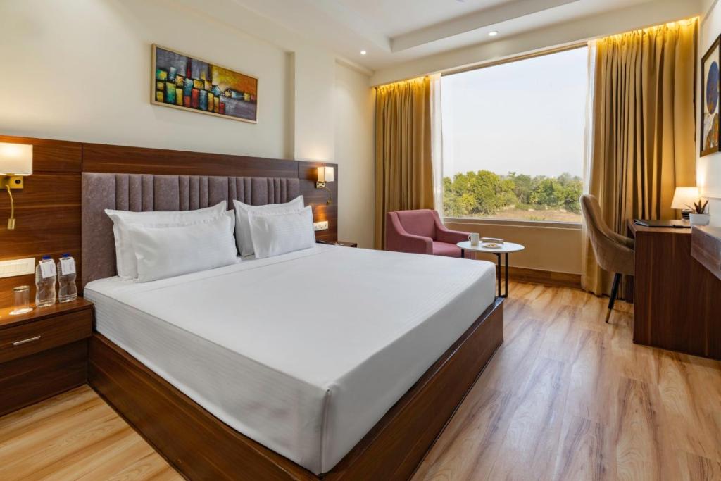 Postel nebo postele na pokoji v ubytování Clarks Inn Suites Agra Near Tajmahal