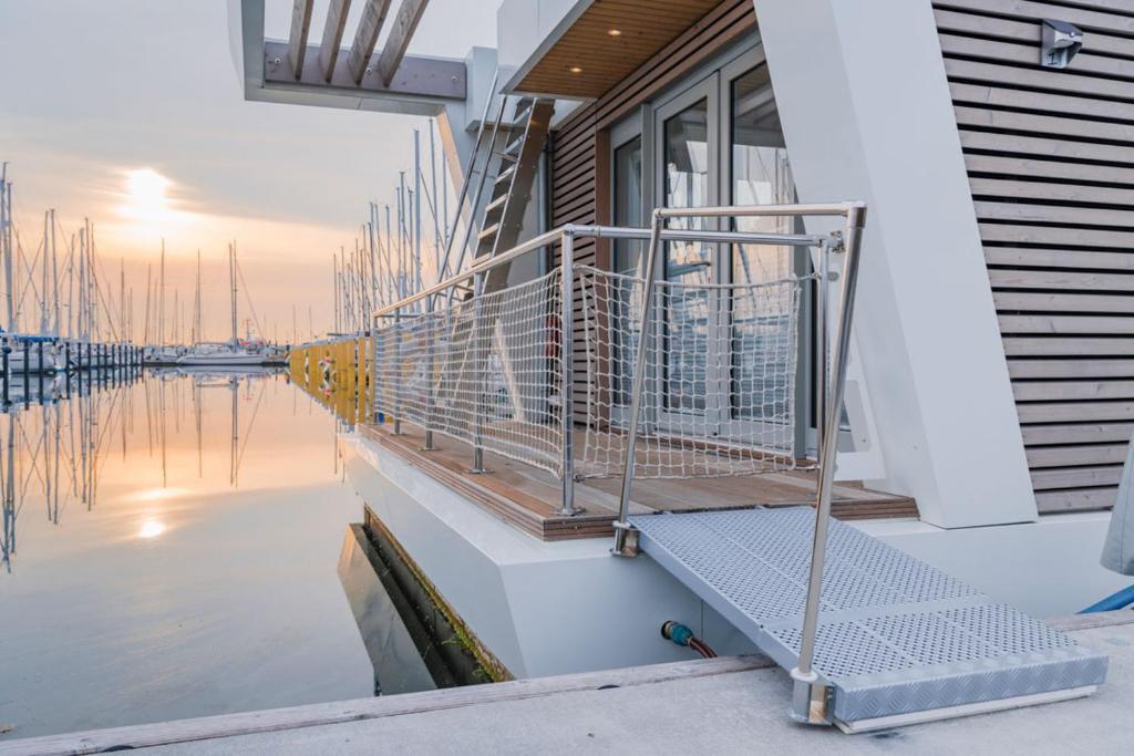 een balkon op een huis naast het water bij Hausboot Maritim Holiday in Großenbrode