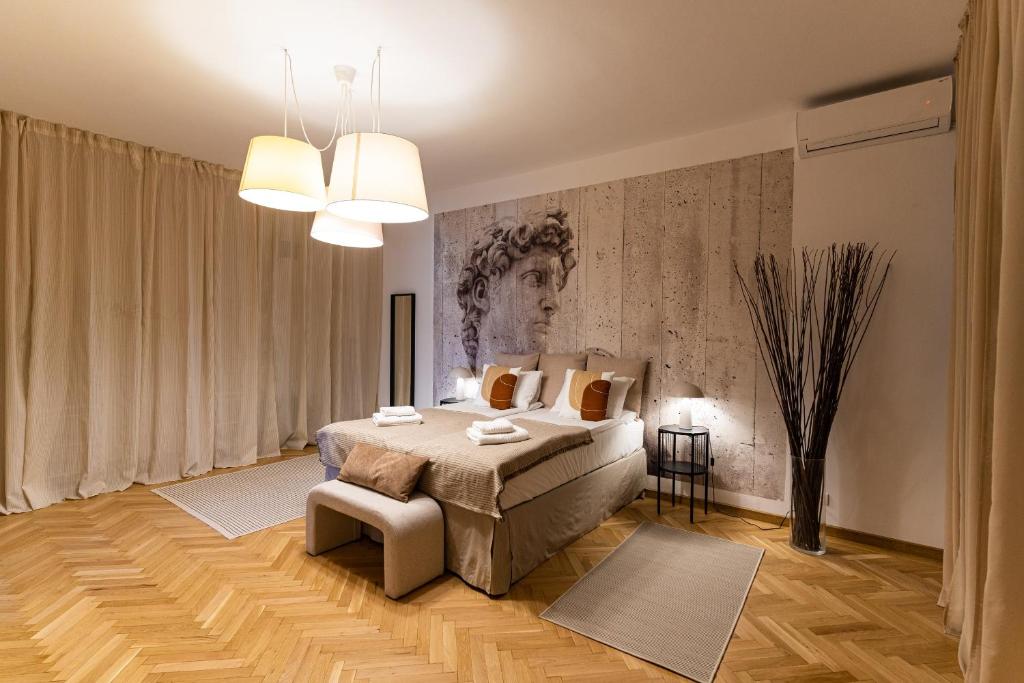 Un dormitorio con una cama y un cuadro en la pared. en Rezident Eminescu, en Bucarest