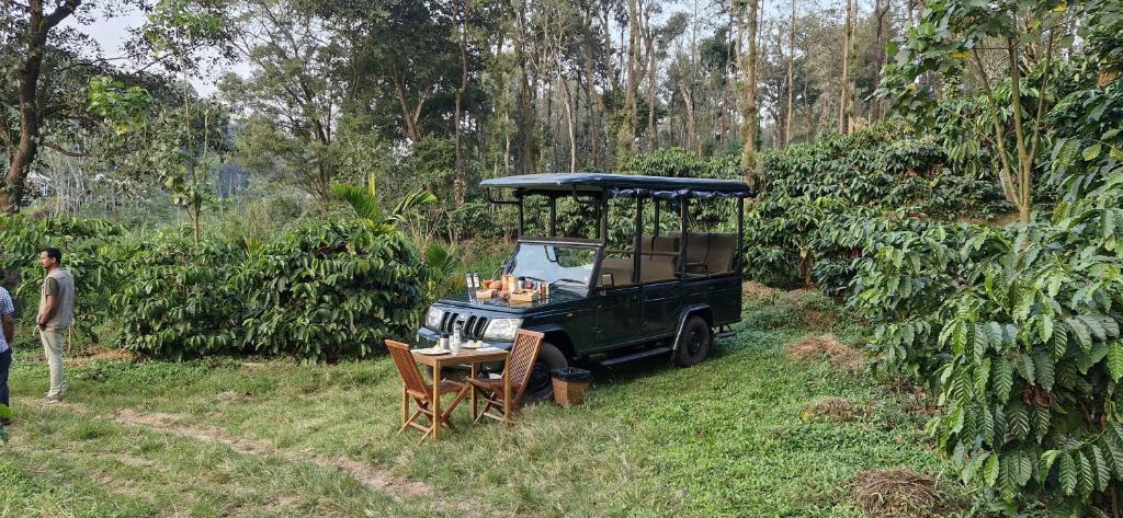 Κήπος έξω από το Machaan Wilderness Lodge Nagarahole