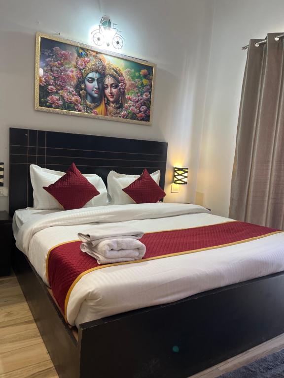 - une chambre dotée d'un grand lit avec un chat dans l'établissement Eraya Boutique stays, à Chhatikara