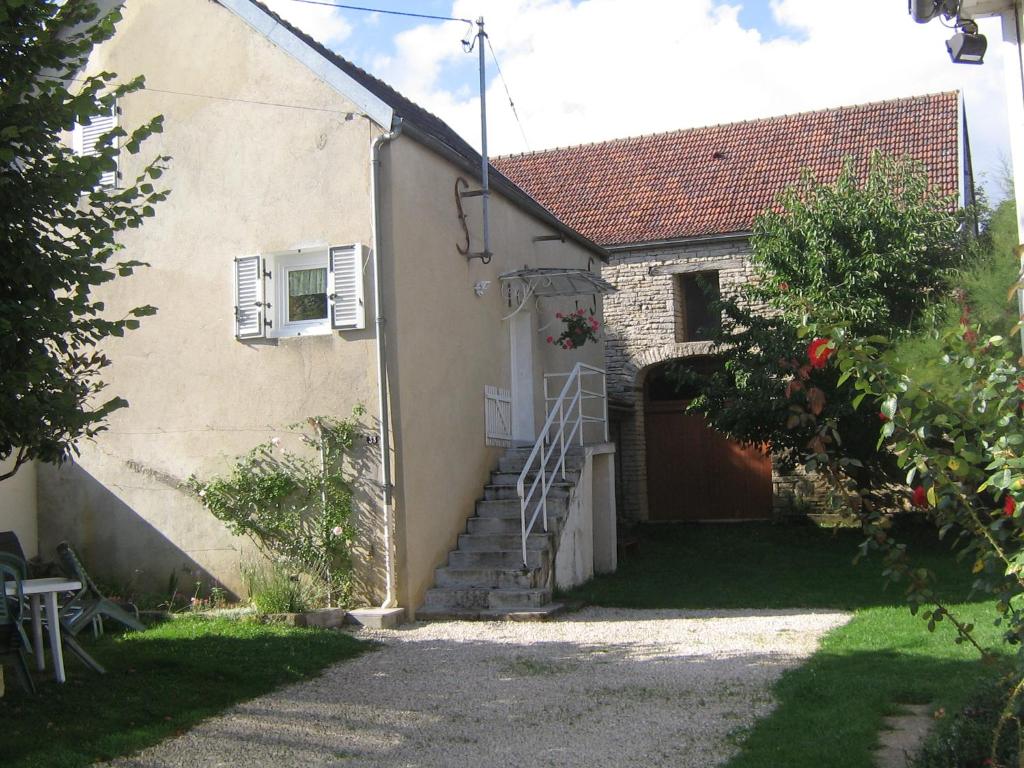ein Haus mit einer Treppe, die zu einer Tür führt in der Unterkunft La Clé Des Champs in Villiers-les-Hauts