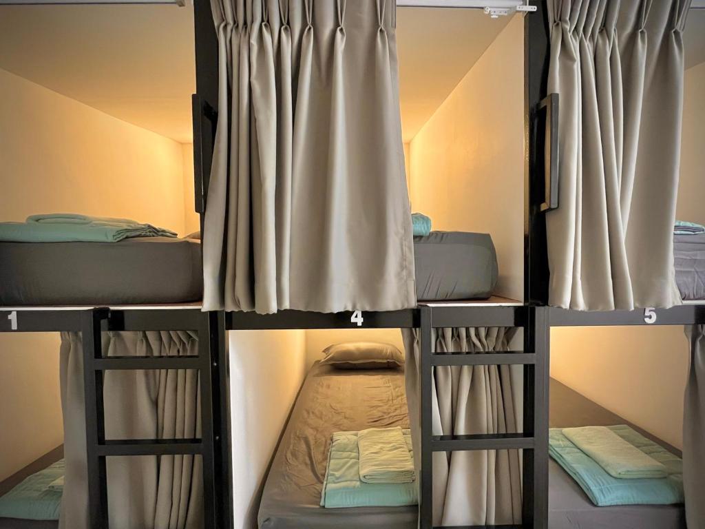 Postel nebo postele na pokoji v ubytování Misfits Hostel Pai