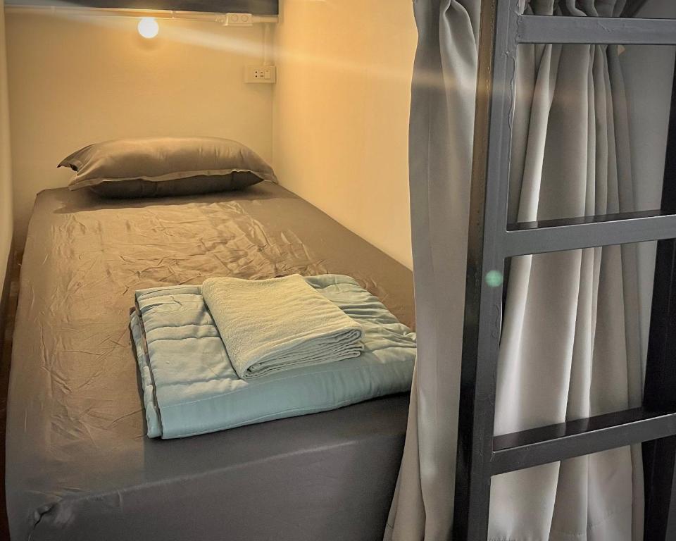 Postel nebo postele na pokoji v ubytování Misfits Hostel Pai