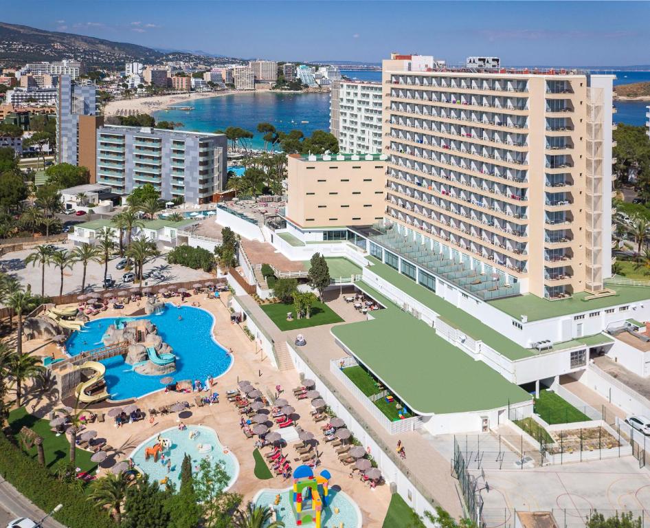 Bazén v ubytování Sol Barbados nebo v jeho okolí