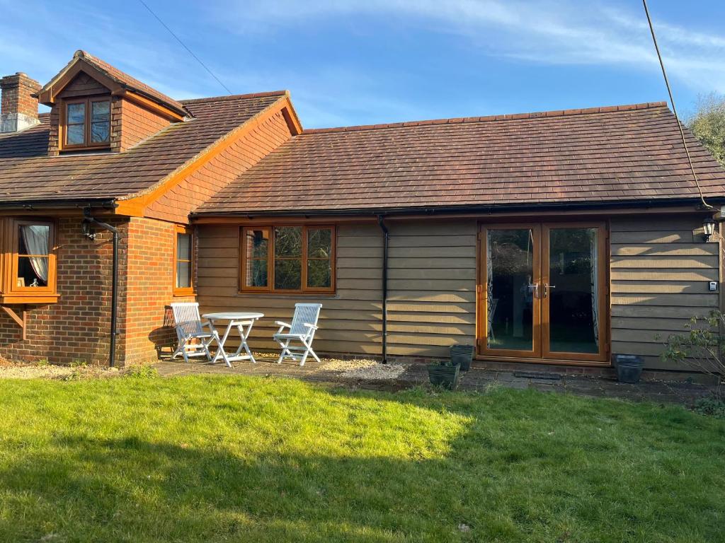 una casa con tavolo e sedie nel cortile di Self-contained Guest Suite, Michelmersh, Romsey a Michelmersh