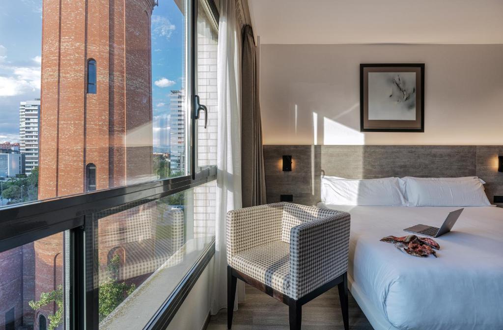 Attica 21 Barcelona Mar - Resim 2