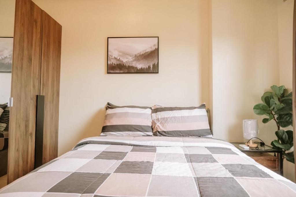 Giường trong phòng chung tại Spacious Stylish City Haven