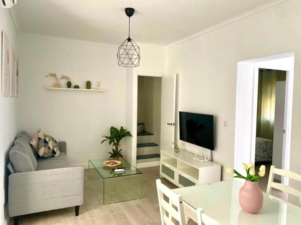 een woonkamer met een bank en een tafel bij Casa Jabega By Solymar Holiday in Torre del Mar