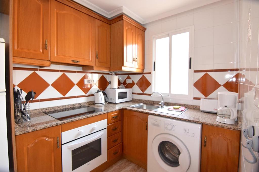 Kuchyň nebo kuchyňský kout v ubytování Acogedor apartamento a 200 m de la playa