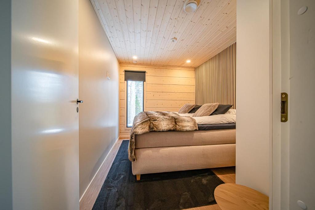un dormitorio con una cama en una habitación en Villa Chill Levi, en Kittilä