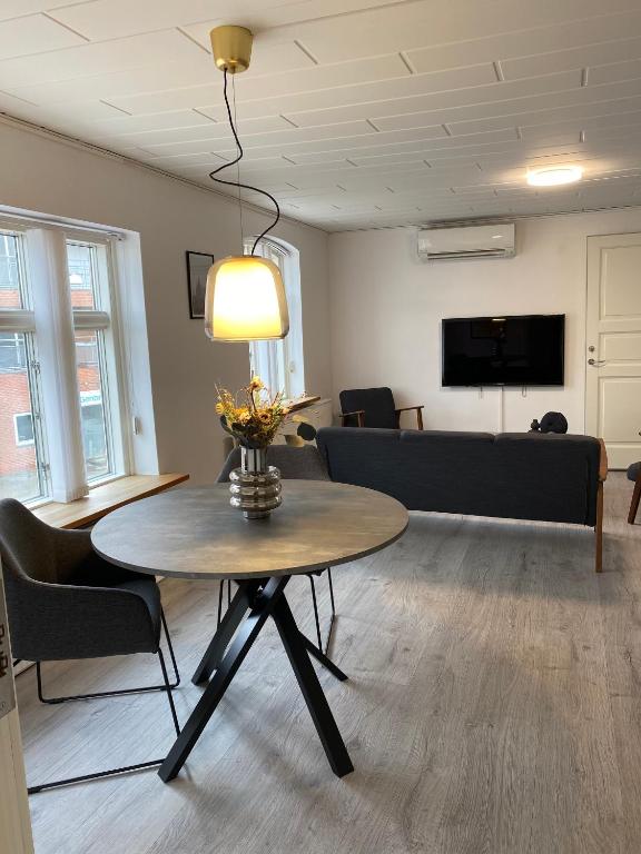 TV a/nebo společenská místnost v ubytování Hotel Røde-Kro