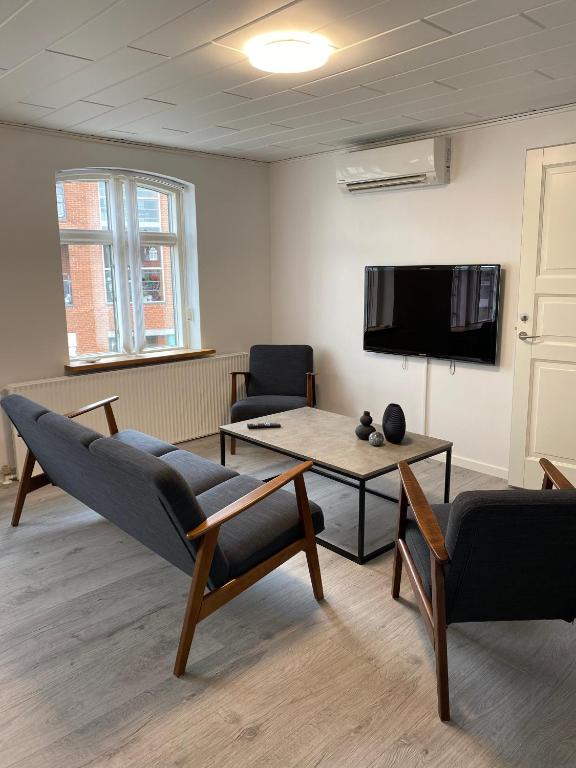 TV a/nebo společenská místnost v ubytování Hotel Røde-Kro