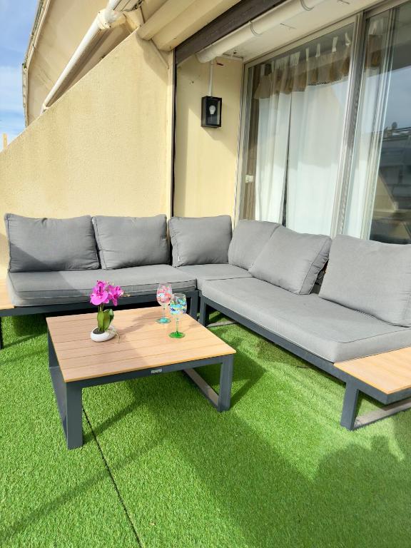 un salon avec un canapé et une table dans l'établissement Luxuria - Heliopolis C - Histoire de clés, au Cap d'Agde