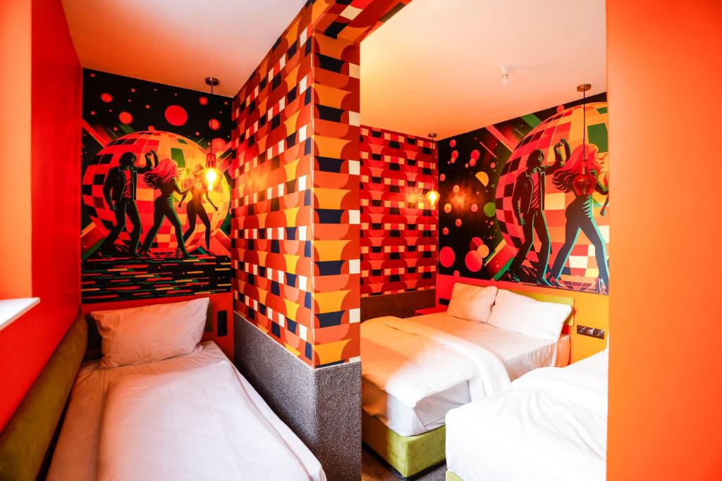 Ένα ή περισσότερα κρεβάτια σε δωμάτιο στο Sleephotels 1970s