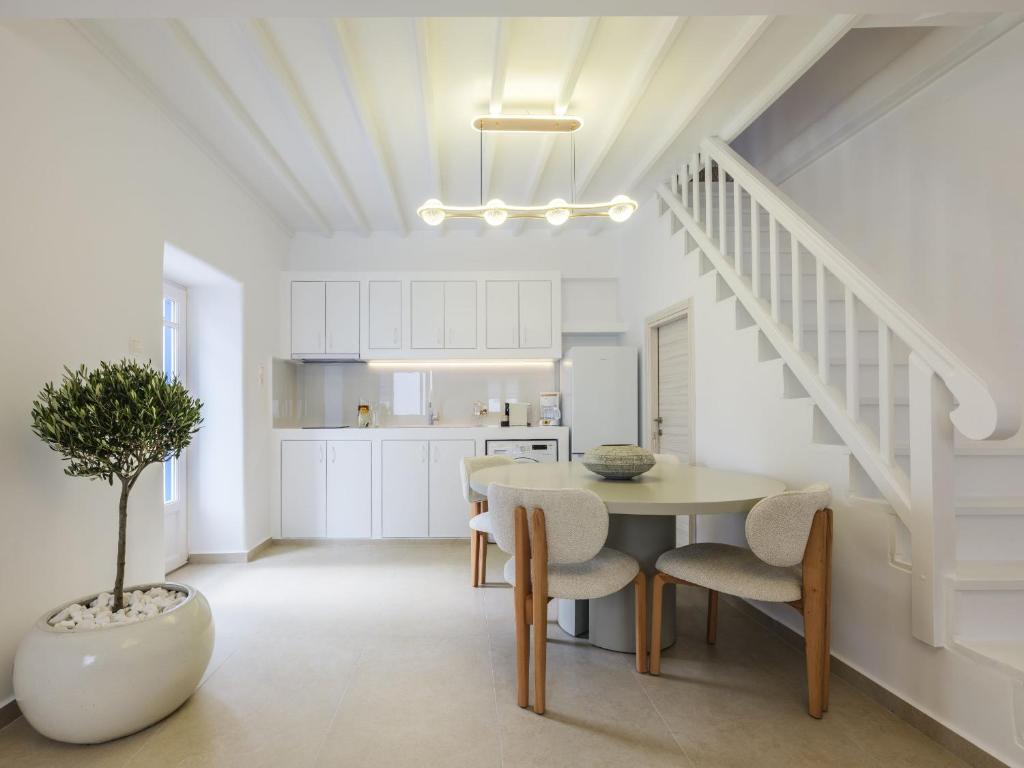 a kitchen and dining room with a table and chairs at Plateia House Mykonos in Mikonos