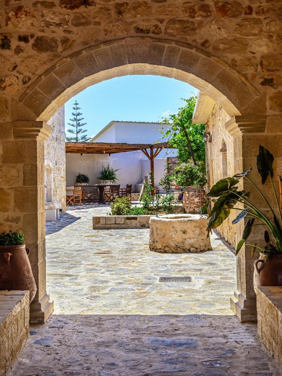 Antama Living, Luxe Stonehouse with Pool & BBQ