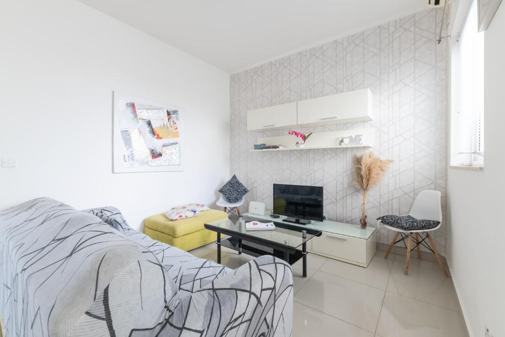 TV a/nebo společenská místnost v ubytování Spacious Penthouse w Side Sea View