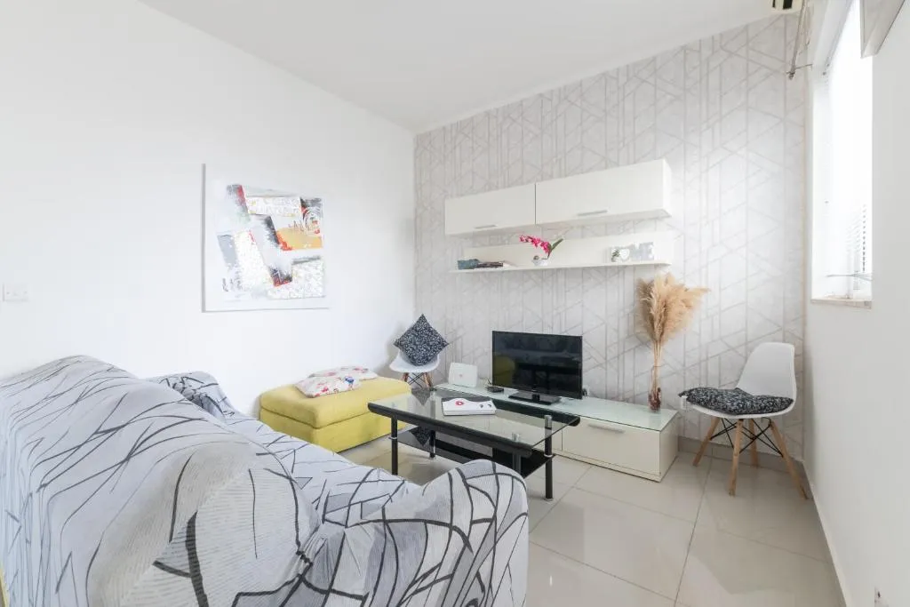 Spacious Penthouse w Side Sea View